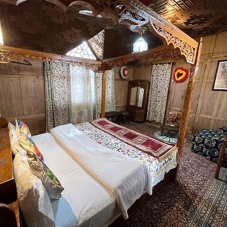 Young Shahzada Group Of Houseboats Srīnagar Exteriér fotografie