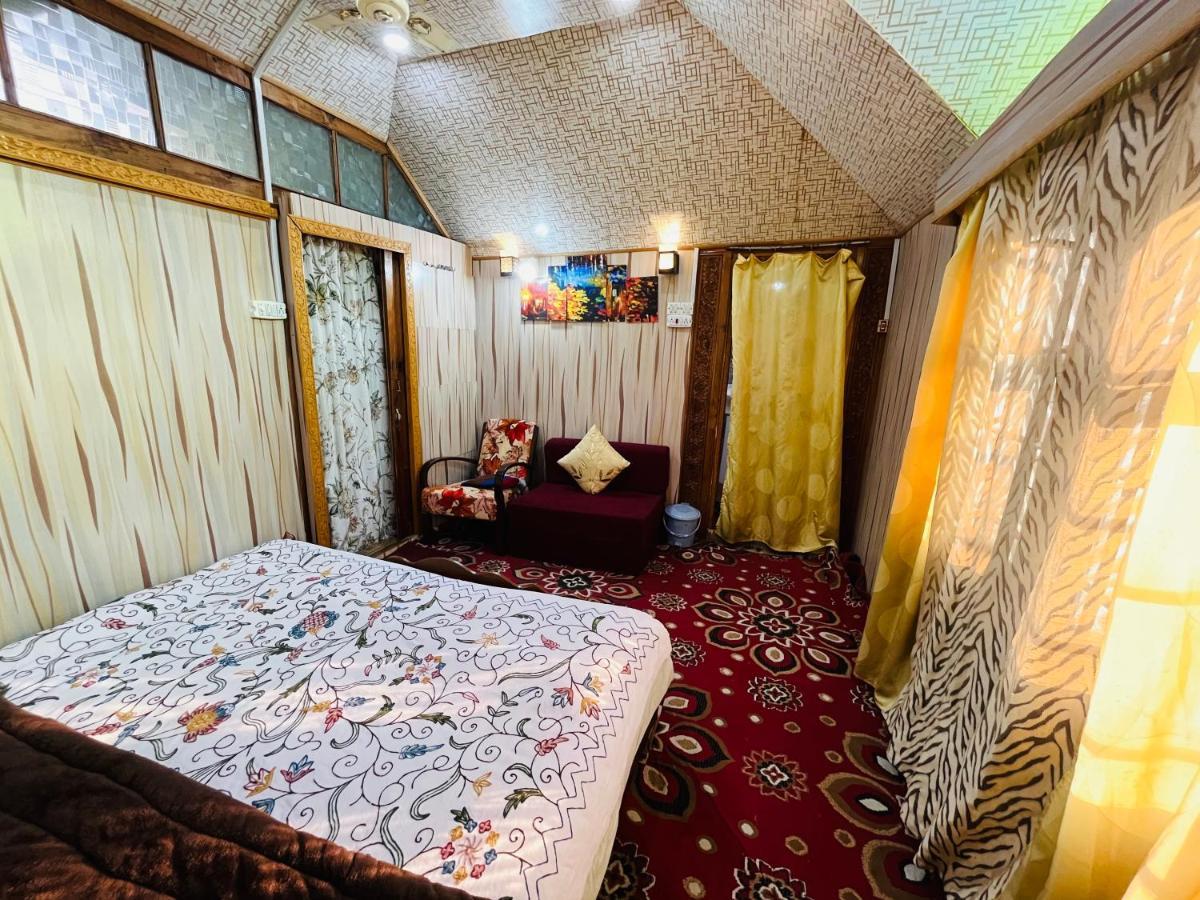Young Shahzada Group Of Houseboats Srīnagar Exteriér fotografie