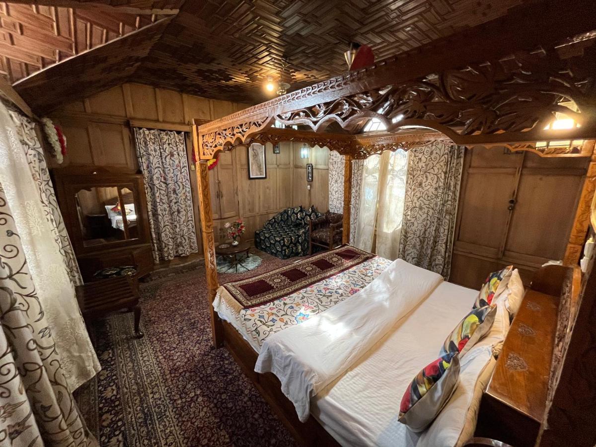 Young Shahzada Group Of Houseboats Srīnagar Exteriér fotografie